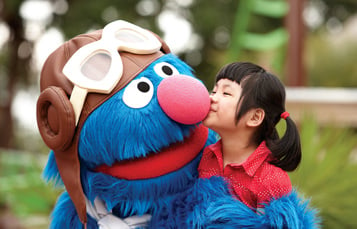 Grover with a young fan at Sesame Street Safari of Fun