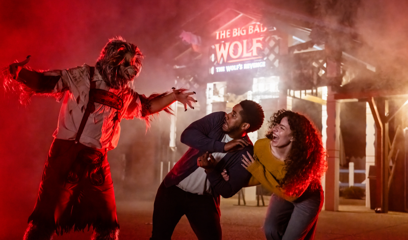 Wolf scare actor in front of The Big Bad Wolf: The Wolf's Revenge