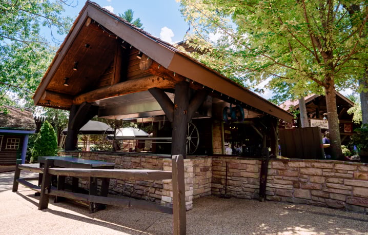 Quick service food and beverage kiosk