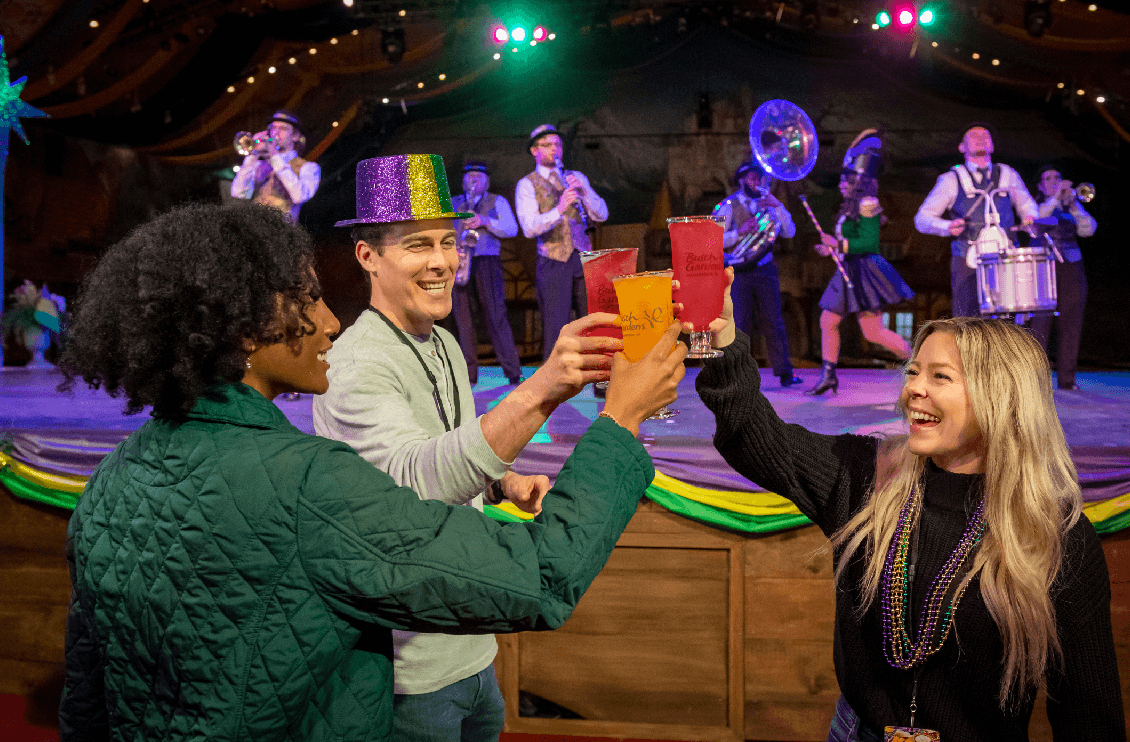 Guests toasting in Das Festhaus