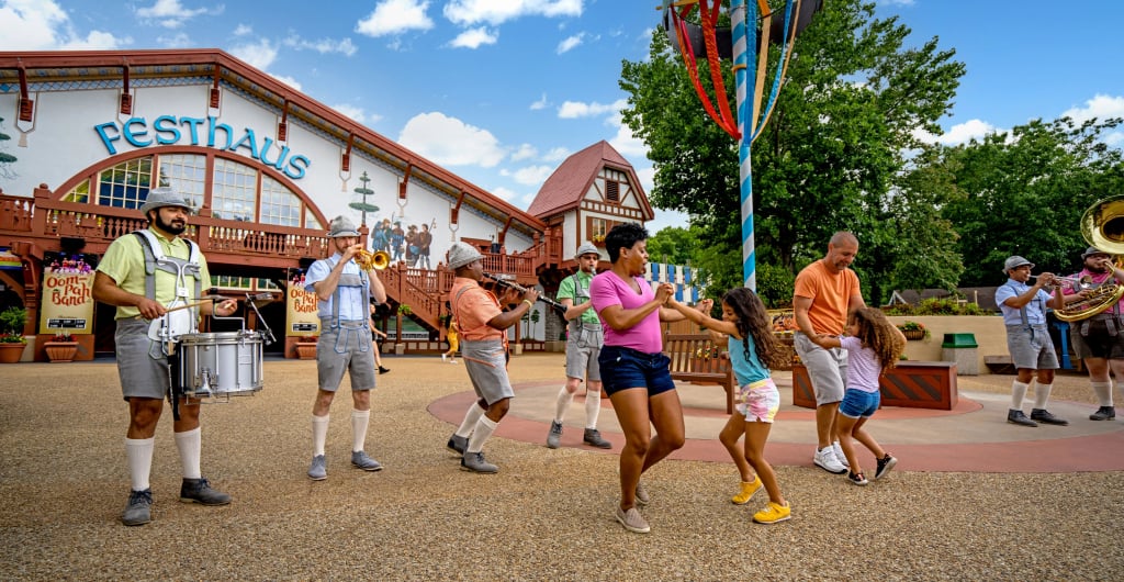 Family enjoying Busch Gardens Williamsburg thanks to Weather-or-Not Assurance.